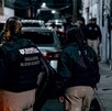 Tres sujetos perdieron la vida tras caer a un barranco luego de intentar escapar de un operativo realizado en un bar clandestino en la capital de Querétaro.