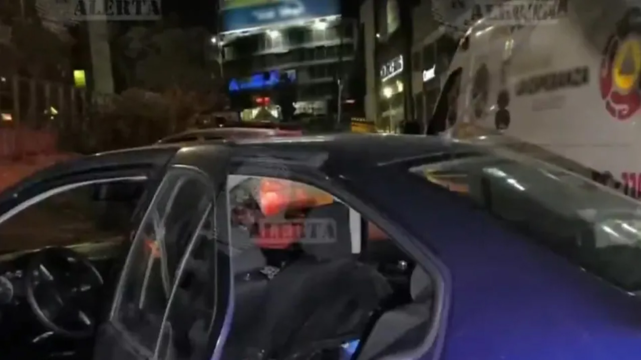 Una mujer fue asesinada a balazos dentro de su auto en Ciudad Satélite, Naucalpan, frente a su hijo de 5 años.