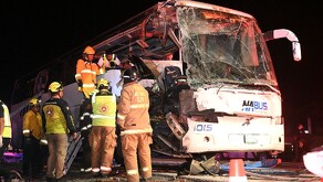 Autobús chocado en carretera Zaragoza-Monterrey.