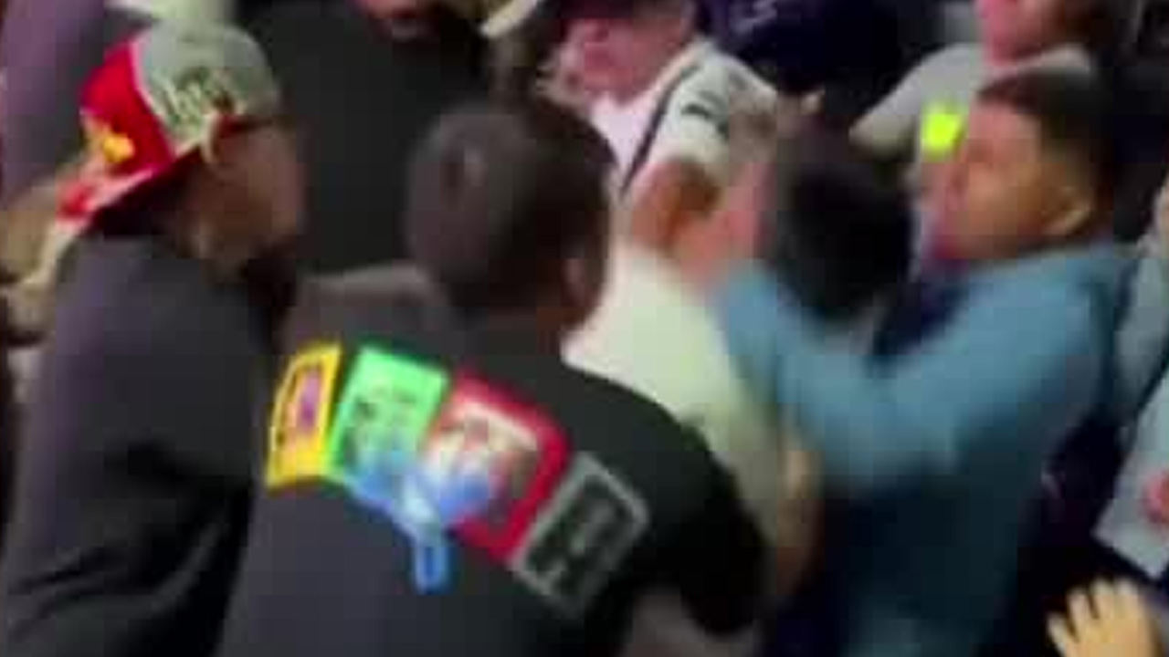 Una pelea campal en la Arena Neza interrumpió una función de lucha libre y generó pánico entre asistentes.