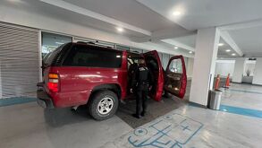 Mujer en estado crítico es escoltada hasta el hospital por elementos de la policia