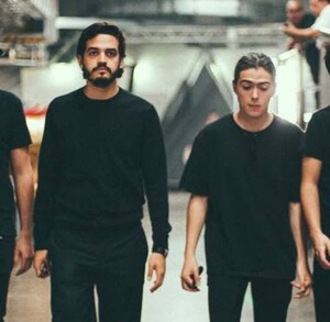 Integrantes de Morat al caminar por un pasillo.