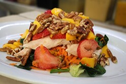 Platillo para la dieta basado en proteína y nueces.