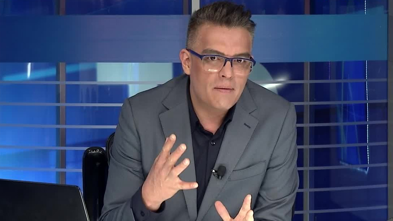 Este hecho no pasó desapercibido para el titular del Telediario Matutino, Ángel Carrillo, quien reaccionó ante las imágenes del ciudadano y bastante molesto, ex