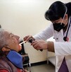 Adulto mayor siendo atendido por el Servicio Universal de Salud en la Ciudad de México.