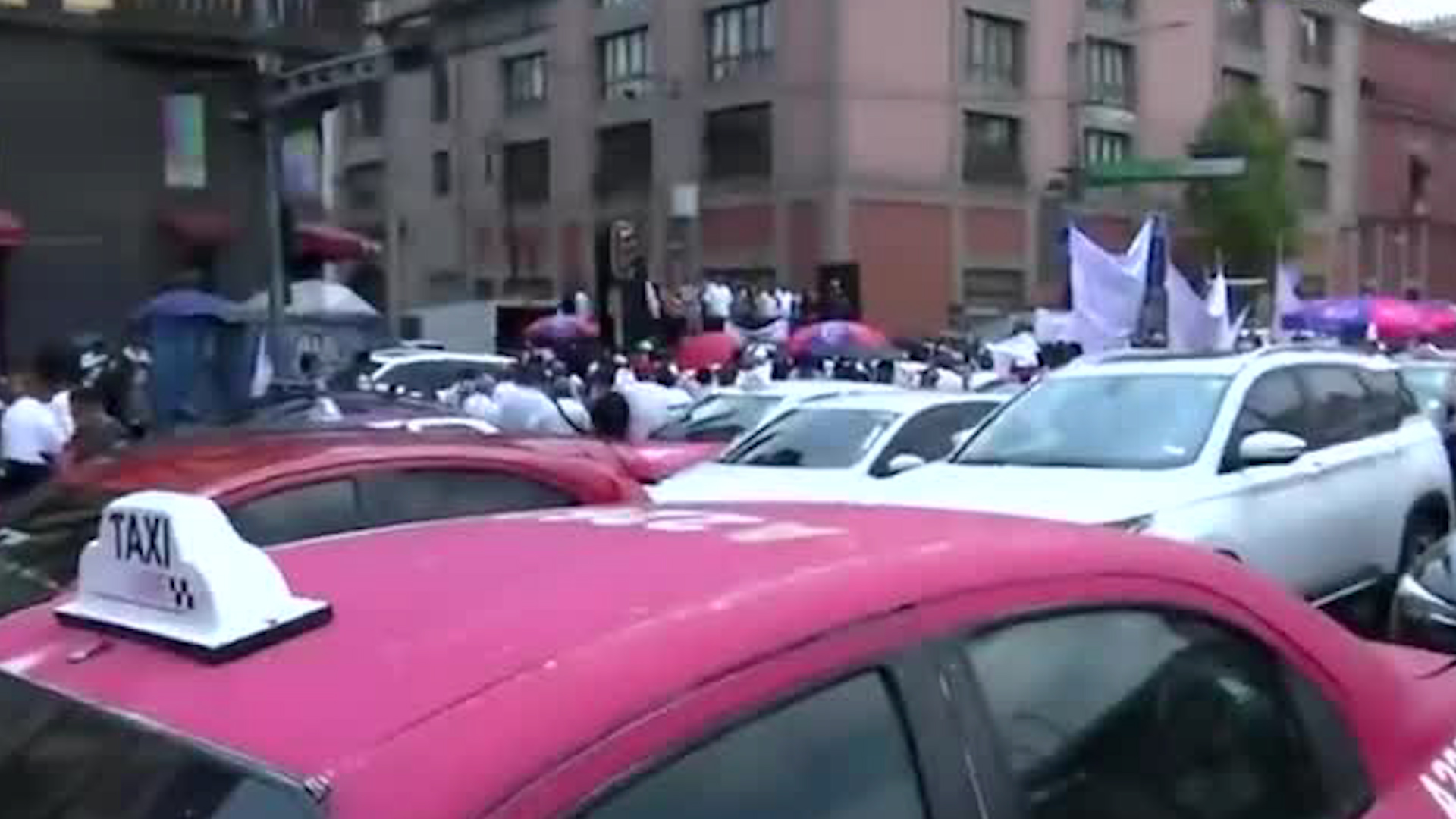 Se presume que a la manifestación se sumaron personas que asistían a un mitin político.