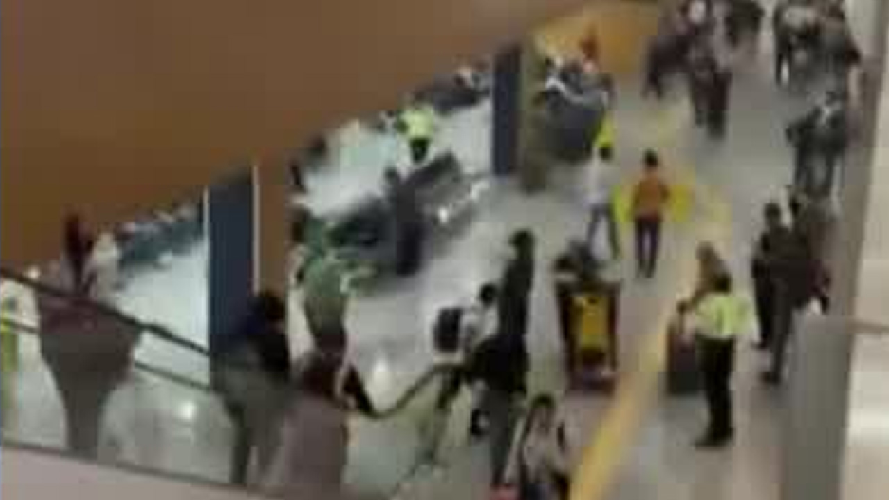 Las fuertes lluvias en la Ciudad de México provocaron filtraciones y encharcamientos en la Terminal 1 del AICM. Personal de limpieza atiende las zonas afectadas