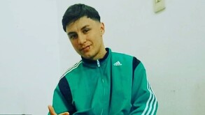 Joven con chamarra en color verde de marca Adidas.