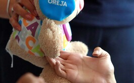 Muñeco y dos manos tomadas