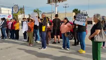 Vecinos de las colonias Ampliación La Rosita, Saulo y Residencial Tecnológico bloquearon la intersección de calzada Saltillo 400 y Paseo del Tecnológico.