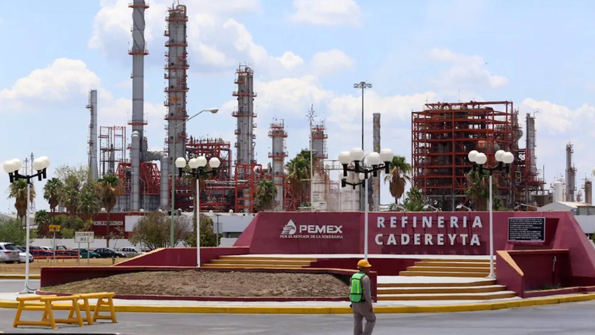 La refinería de Pemex en Cadereyta, inaugurada hace 47 años, se ha convertido con el paso del tiempo en un vecino incómodo para los vecinos.