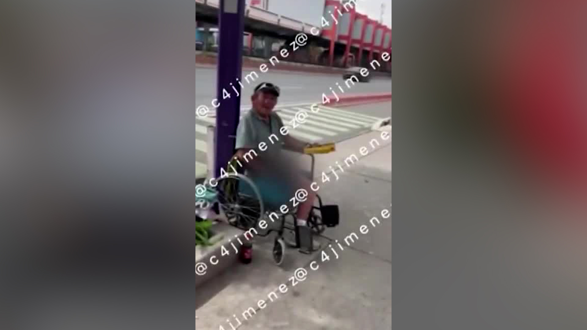 Un video compartido a C4Jimenez muestra cómo el vendedor en situación vulnerable acosaba a mujeres en la zona.