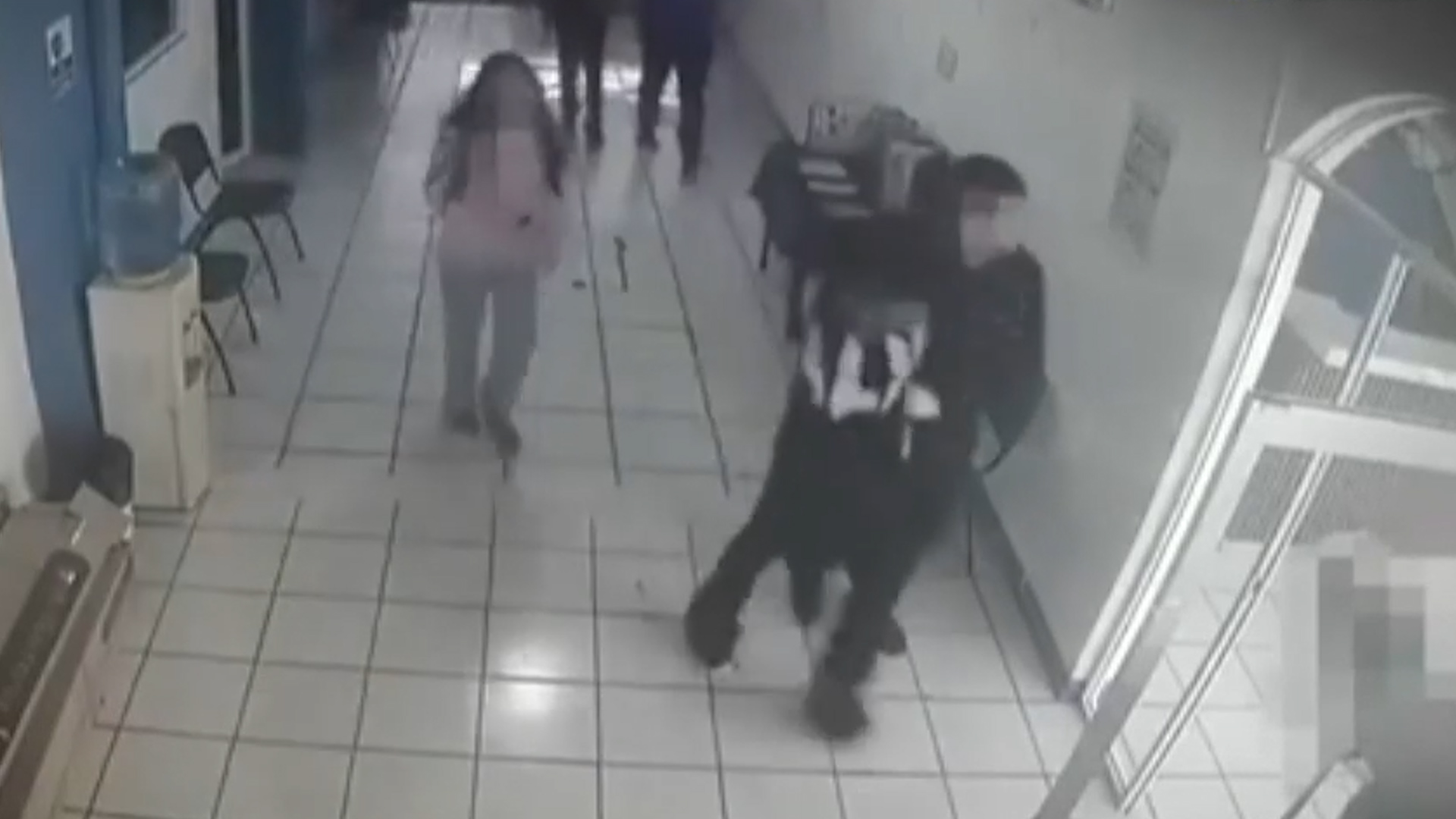 Video revela captura de alumno que mató a maestras en Lázaro Cárdenas. Estudiantes lo amarraron y desarmaron tras el crimen cometido en la escuela.