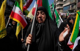 Una partidaria del gobierno iraní llora durante una ceremonia de duelo que conmemora el cuadragésimo día de la muerte del líder supremo del país.