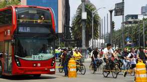 Una fotografía  de de una unidad del Mexibús esperando el paso de ciclistas