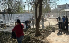 Padres de familia limpiando escuelas afectadas por la tromba y granizada en Lerdo.