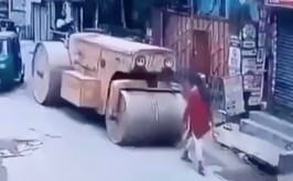 Captura de video del momento en que un hombre es aplastado por una aplanadora en la India.