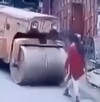 Captura de video del momento en que un hombre es aplastado por una aplanadora en la India.