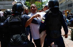 Policia nacional de Venezuela detiene a protestante que busca un salario digno
