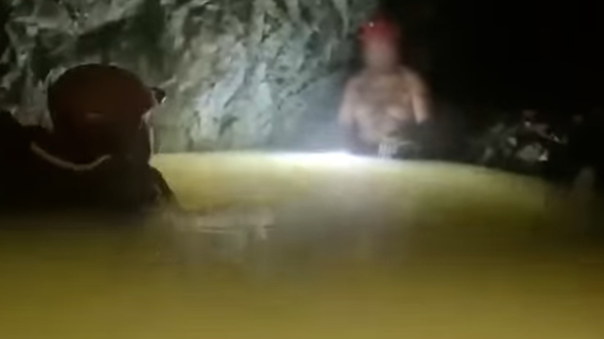 Francisco Zapata Nájera fue rescatado con vida tras 13 días atrapado en la mina Santa Fe de Sinaloa. El Ejército Mexicano utilizó buzos de espeleología.