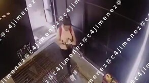 Mujer cayendo dentro de un registro destapado en la alcaldía Cuauhtémoc.