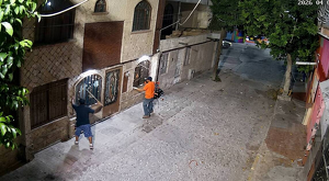 Vecinos reportan daños a viviendas tras ataque con piedras y objetos; autoridades buscan a responsables.