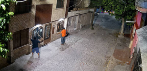 Vecinos reportan daños a viviendas tras ataque con piedras y objetos; autoridades buscan a responsables.