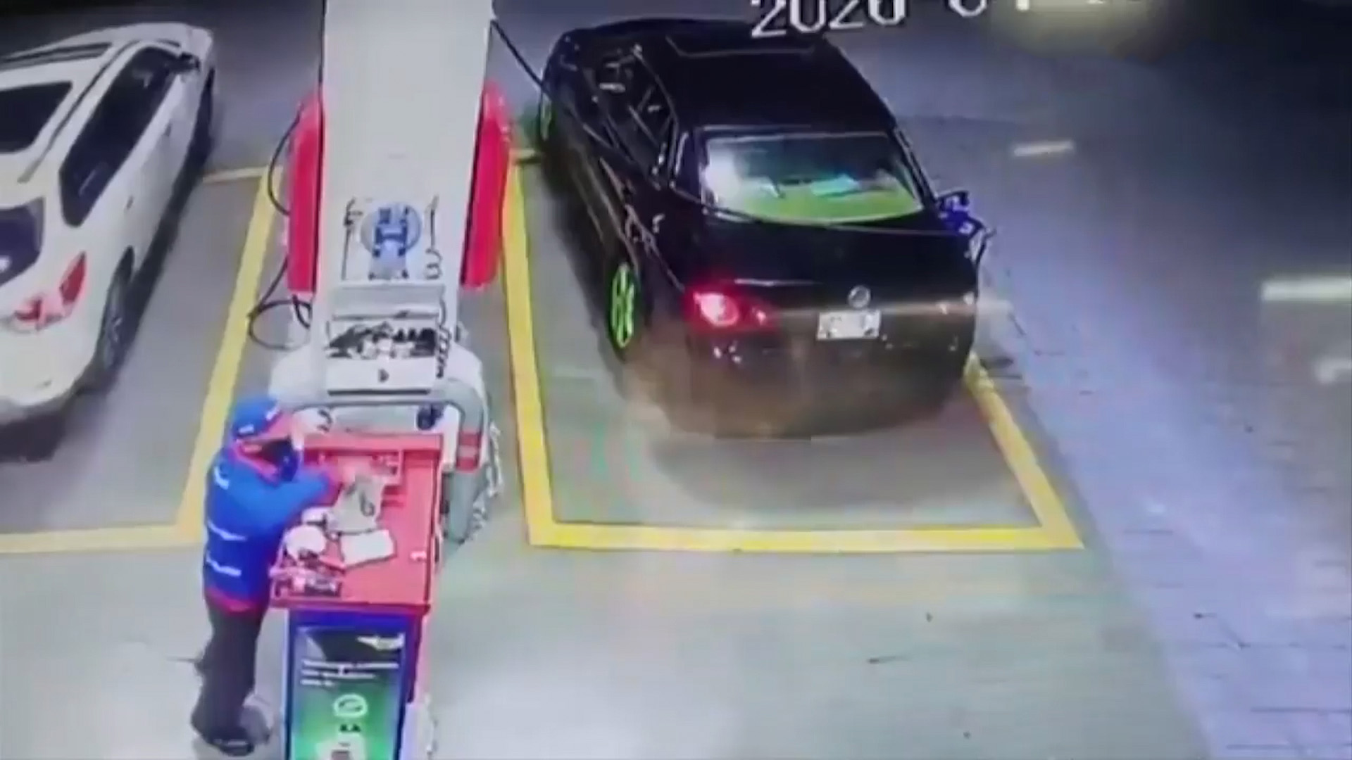 Una mujer escapó sin pagar la gasolina en una estación de Puebla. El video muestra cómo el despachador queda con la deuda tras el robo.