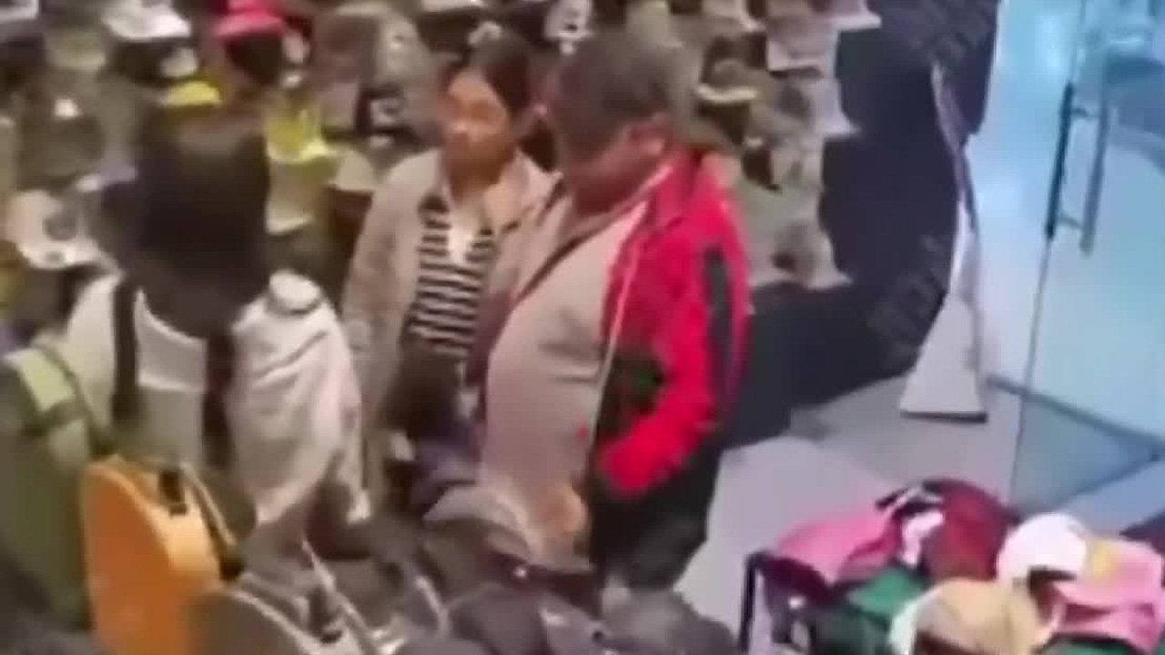 Un grupo de al menos ocho personas robó gorras premium en una tienda de un centro comercial en Puebla.