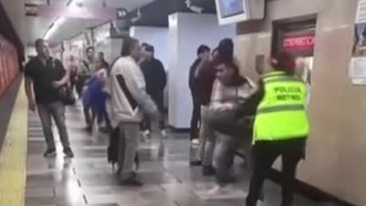 Un video viral mostró una pelea en el andén de la estación Balderas del Metro CdMx; una policía logró controlar la situación, generando debate en redes.