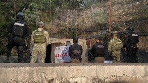 La Fiscalía General de la República (FGR) ejecutó una orden de cateo en una mina presuntamente clandestina ubicada en la comunidad de La Plazuela.