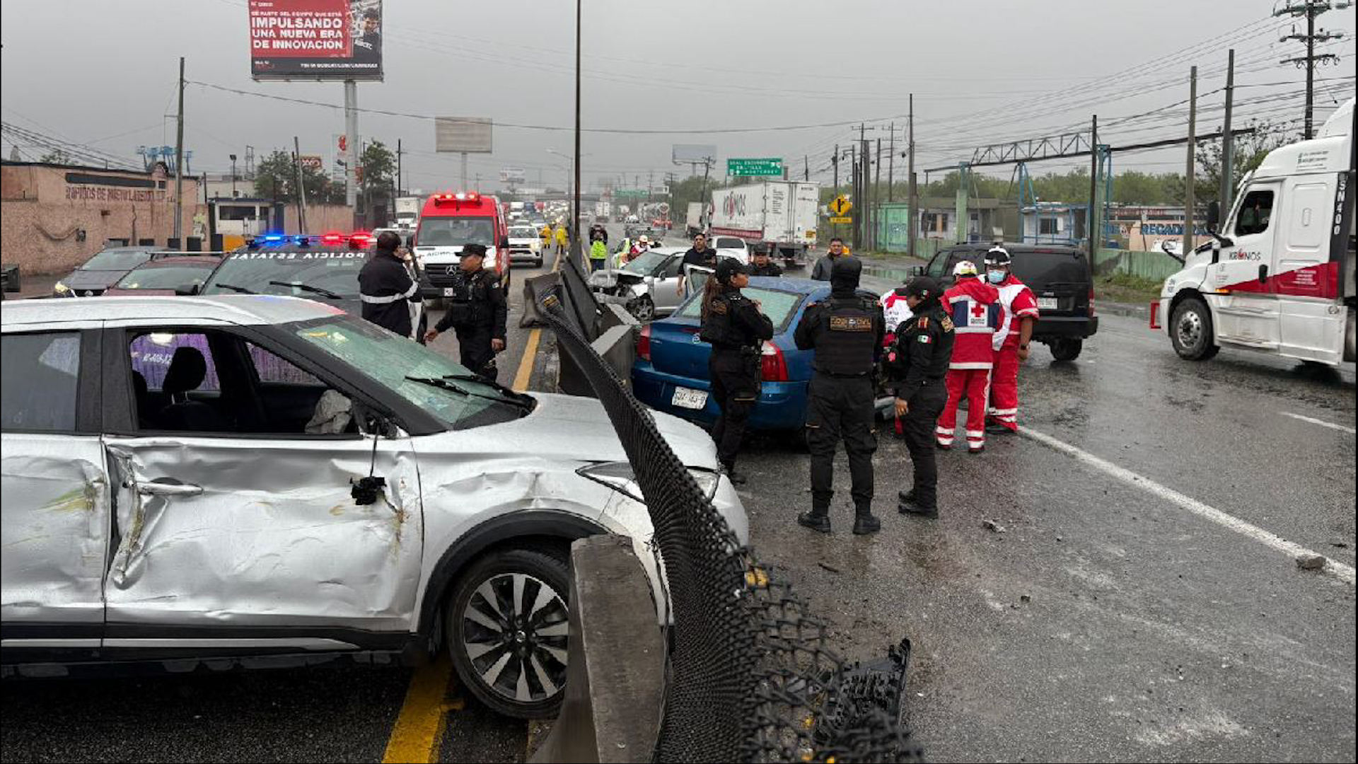Reportan tráfico detenido en la Carretera a Laredo por choque múltiple en Apodaca. Paramédicos y Protección Civil atienden la emergencia.