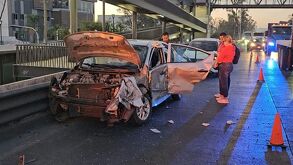 Elementos de Protección Civil y Bomberos rescataron a dos personas atrapadas luego de que un auto de plataforma intentara incorporarse a carriles centrales