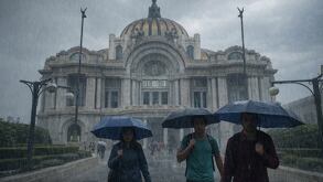 personas bajo a lluvia en cdmx, frente al palacio de bellas artes, caminando con sus paraguas abiertos