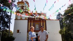 Edificio arquitectónico perteneciente a San Francisco Totimehuacan con personas