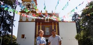 Edificio arquitectónico perteneciente a San Francisco Totimehuacan con personas
