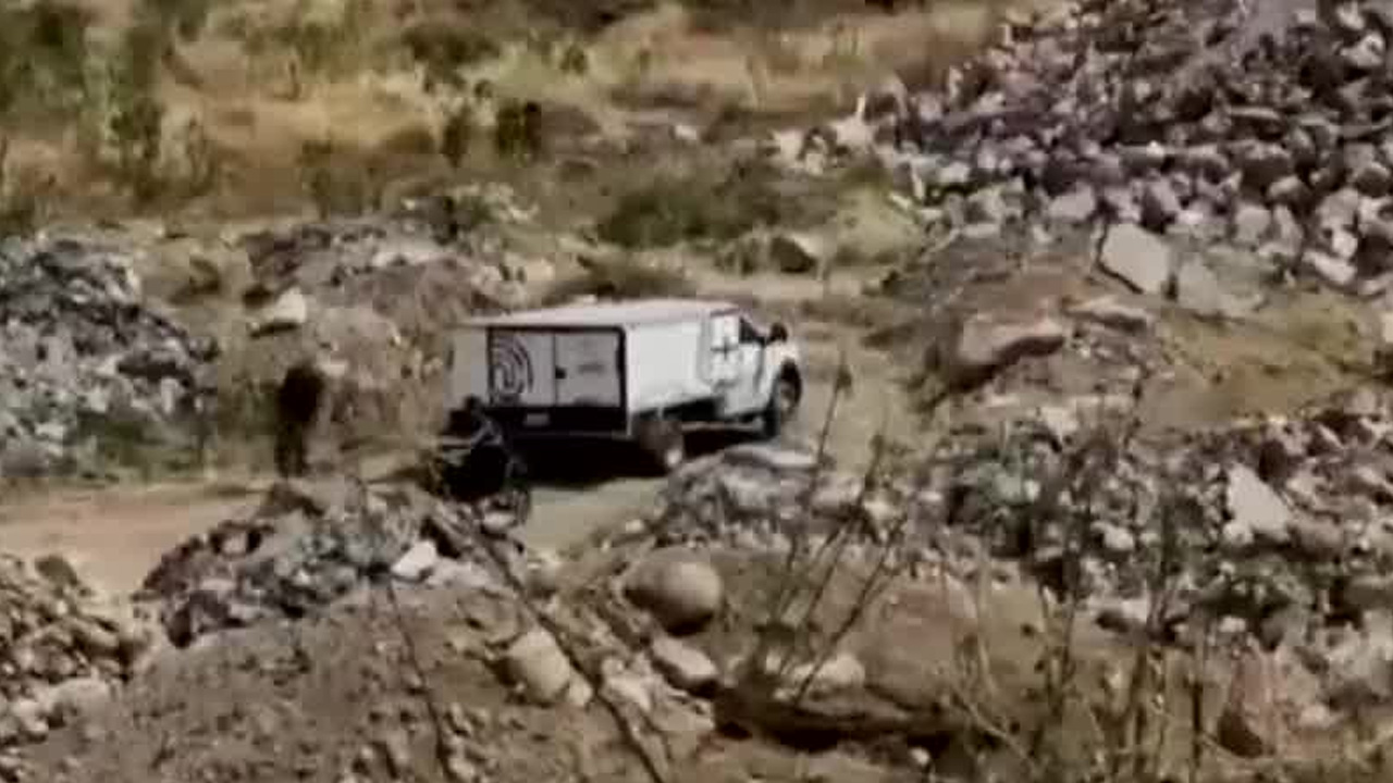 El colectivo Guerreros Buscadores de Jalisco localizó 12 bolsas con restos humanos en una fosa clandestina en Tlajomulco.