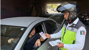 Conductora manejando usando el celular y siendo detenida por un agente vial | Generada con Gemini ia