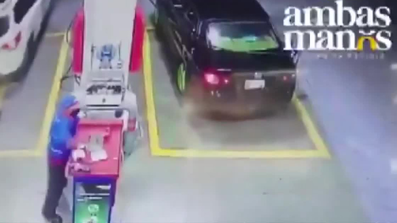 Una mujer fue captada cargando gasolina y huyendo sin pagar en una estación de San Pedro Cholula, Puebla.
