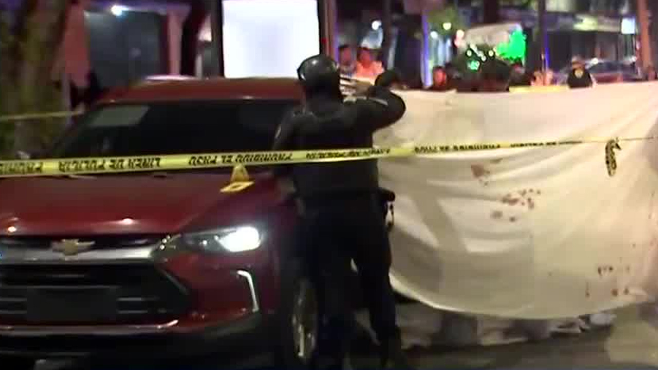 Un hombre fue asesinado a balazos dentro de su vehículo en la colonia Aculco, Iztapalapa.