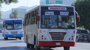 dos camiones del transporte público circulando por calles de Torreón
