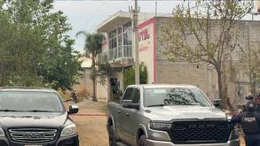patrullas de policía afuera de un motel en oaxaca