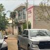 patrullas de policía afuera de un motel en oaxaca