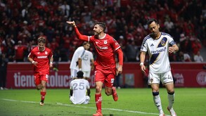 Paulinho celebrando su gol ante LA Galaxy en la Champions Cup.