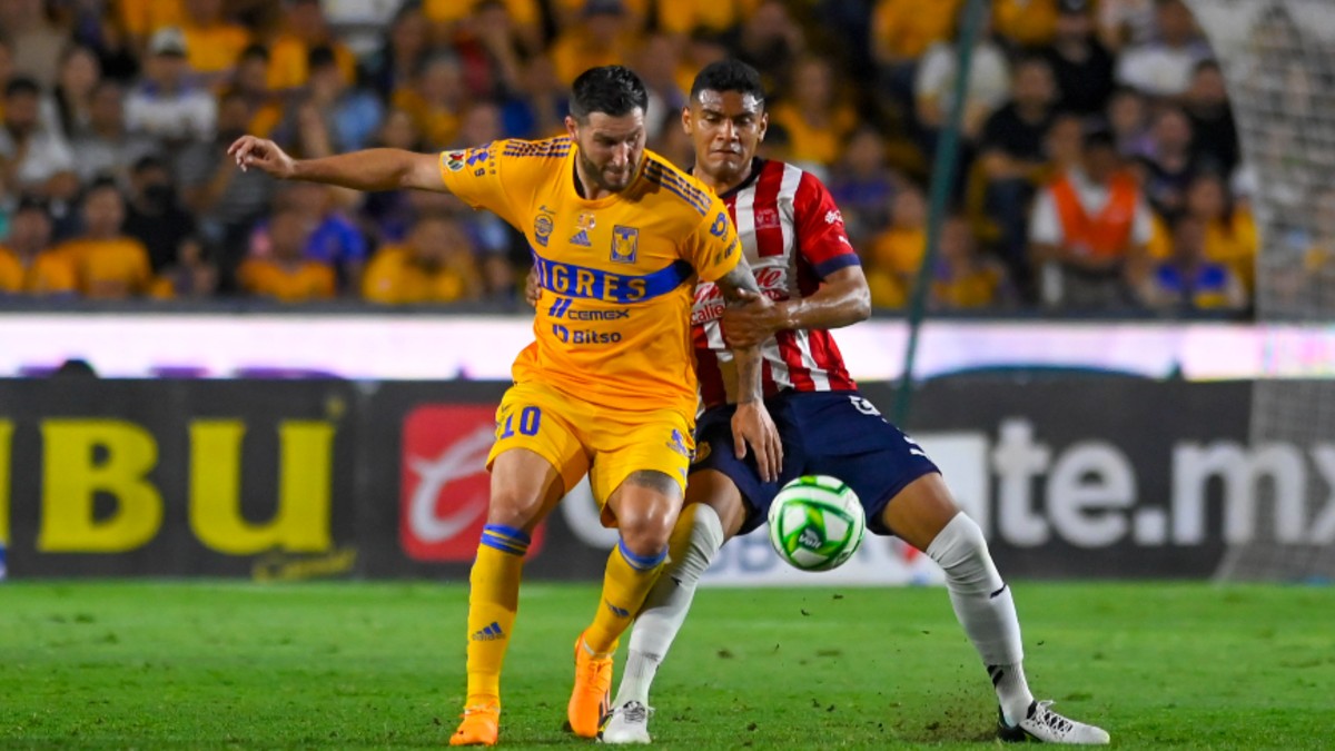 Gignac enfrentando a un jugador de Chivas en la Final del Clausura 2023.