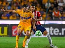 Gignac enfrentando a un jugador de Chivas en la Final del Clausura 2023.