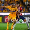 Gignac enfrentando a un jugador de Chivas en la Final del Clausura 2023.