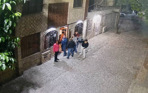 Vecinos reportan daños a viviendas tras ataque con piedras y objetos; autoridades buscan a responsables.