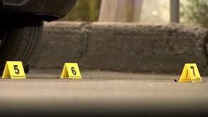 Peritos levantan el cuerpo de un hombre asesinado en la colonia Aculco, Iztapalapa.