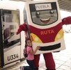 Botarga de Rutacho, el supervisor del RUTA en Puebla con una niña durante su presentación en la 11 Sur